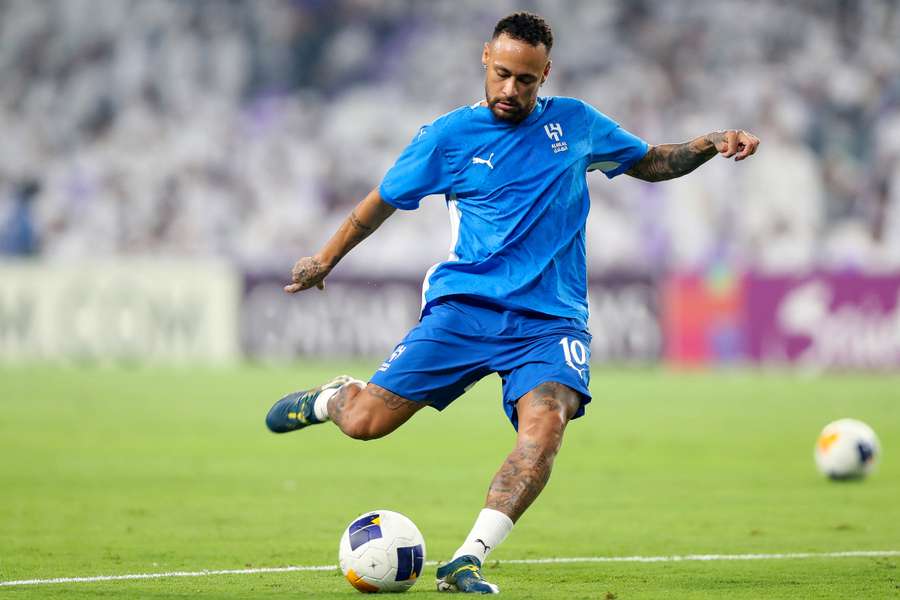 Neymar a aquecer com a sua atual equipa, o Al Hilal