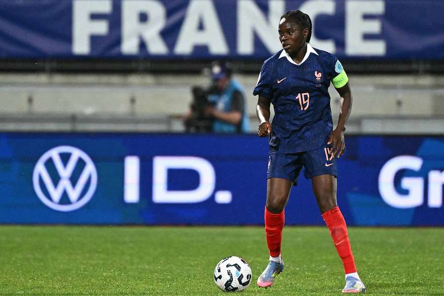 La capitaine des Bleues Griedge Mbock déclare forfait face au Brésil, à une semaine de l'Euro