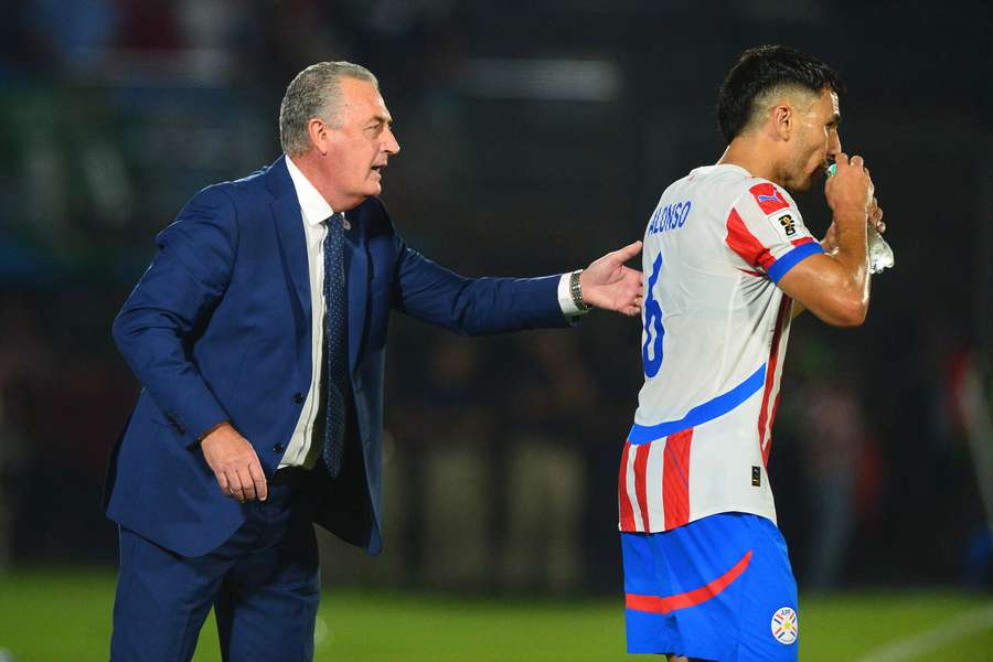 Gustavo Alfaro y la selección paraguaya se crecen.