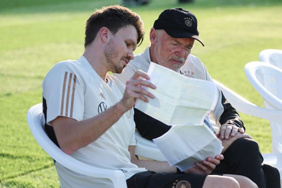 DFB-Assistent Danny Röhl im Gespräch mit Kollege Hermann Gerland.