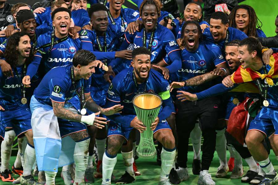 Reece James s trofejí pro vítěze Konferenční ligy.