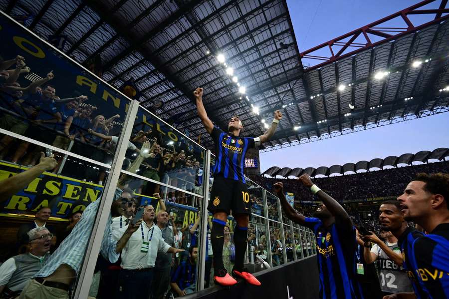 Lautaro Martinez celebra il gol vittoria con i tifosi Lautaro Martinez celebra il gol vittoria con i tifosi