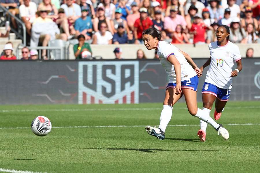 Mallory Swanson bisou frente à seleção da Coreia do Sul