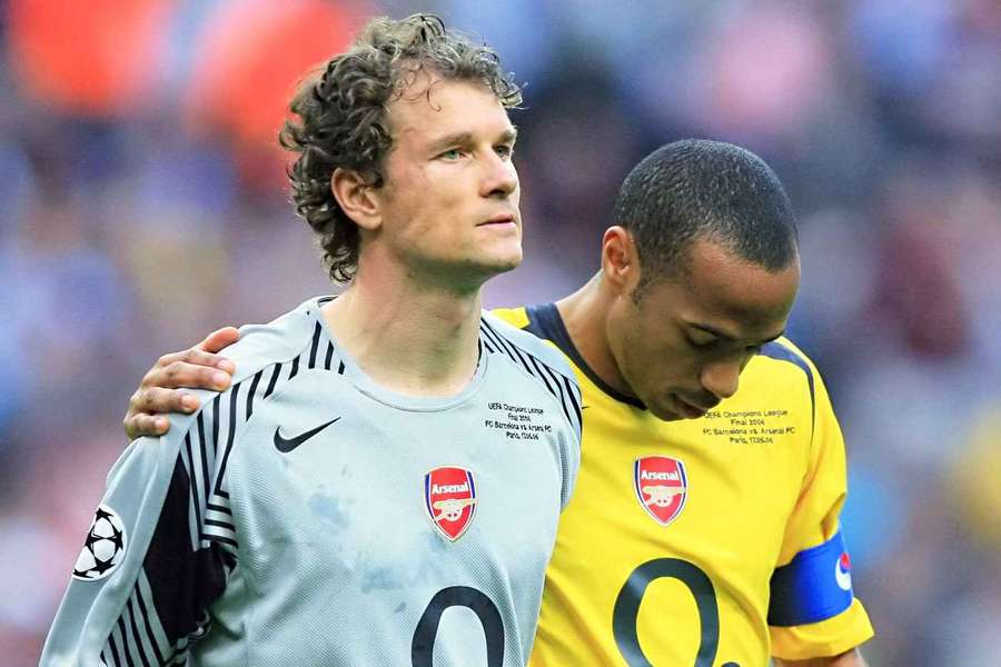 Jens Lehmann (l.) im Finale 2006, getröstet von Teamkollege Thierry Henry (r.)
