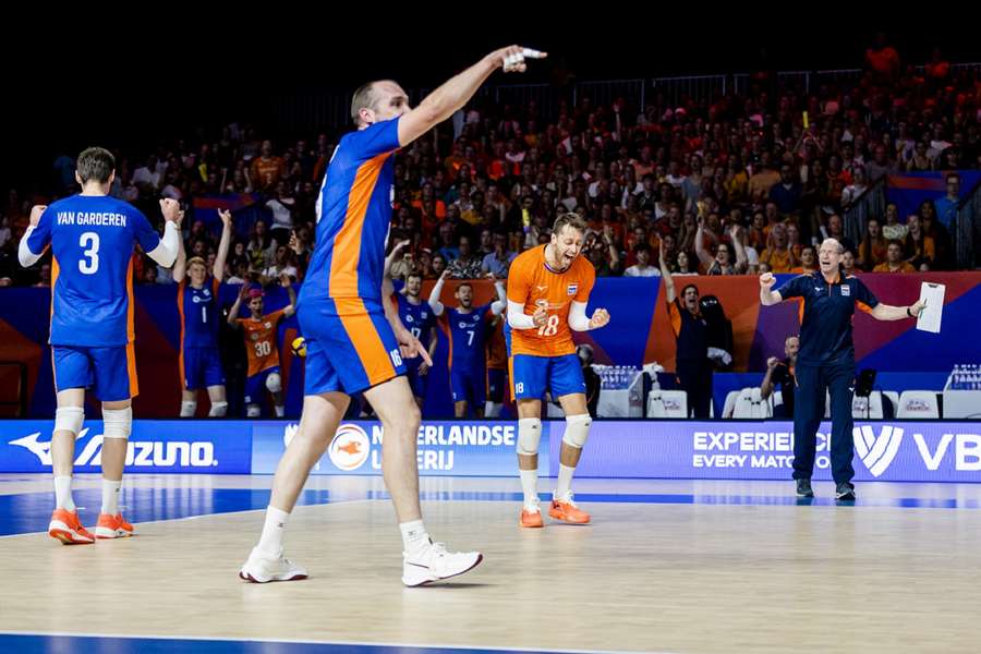 Coach Roberto Piazza jut zijn mannen op na een gewonnen punt