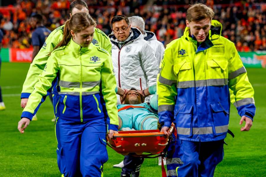 A worrying sight for Ecuador: goalkeeper Gonzalo Valle had to be stretchered off