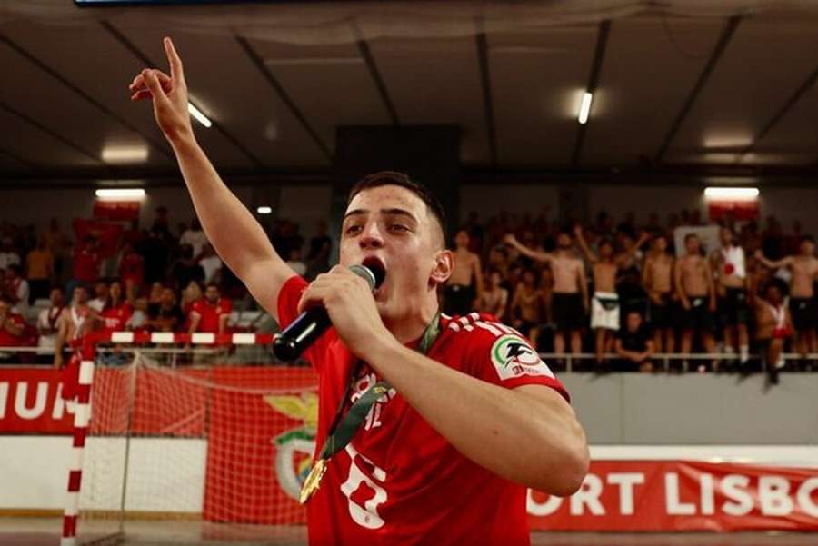 Raul Moreira festeja com os adeptos