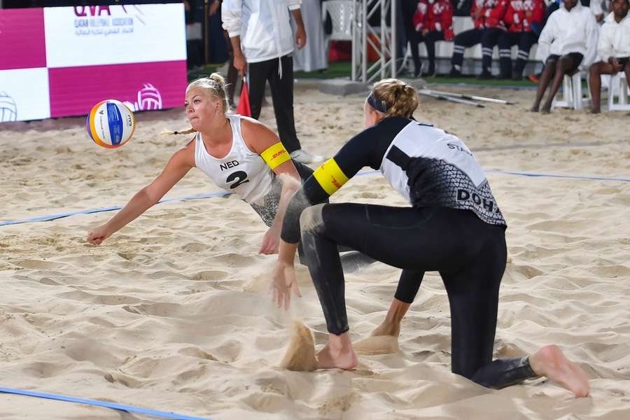 Katja Stam (R) en Raisa Schoon tijdens de Volleyball World Beach Pro Tour Elite 16 in februari 2023