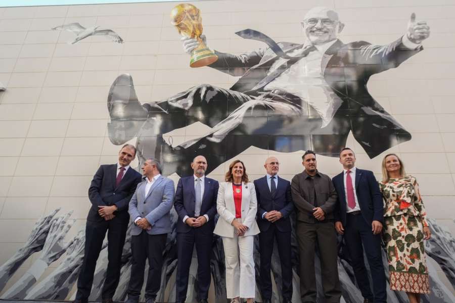 Luis de la Fuente, junto a las instituciones en su mural en Valencia Luis de la Fuente, junto a las instituciones en su mural en Valencia