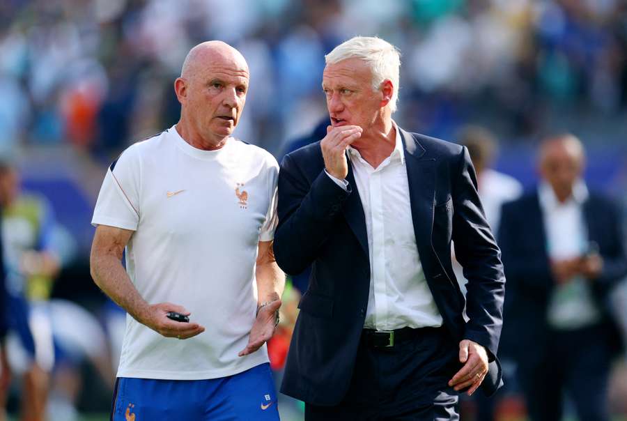 Deschamps (r.) hat sich das Spiel von Paraguay gegen Deutschland genau angeschaut Deschamps (r.) hat sich das Spiel von Paraguay gegen Deutschland genau angeschaut