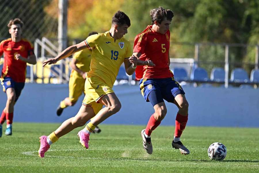 Ioan Vermesan si Andres Cuenca in meciul de fotbal dintre Romania U19 si Spania U19