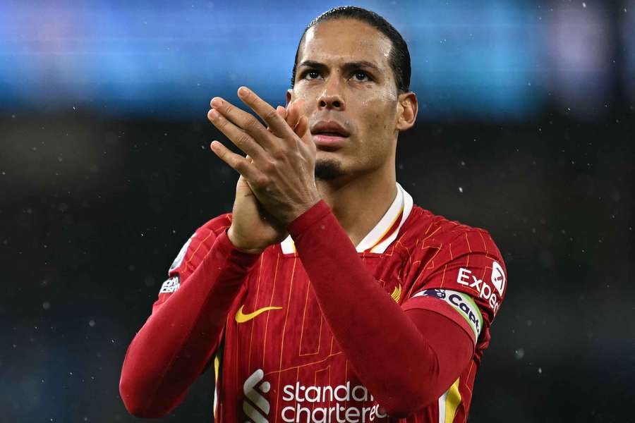 Kapitan Liverpoolu Virgil van Dijk świętuje zwycięstwo nad Manchesterem City