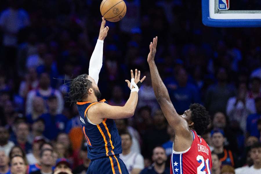 New York Knicks guard Jalen Brunson shoots the ball against Philadelphia