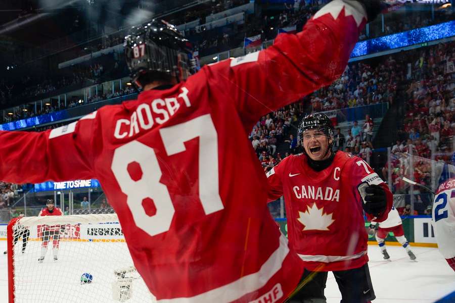 Crosby a Celebrini počas gólovej oslavy.