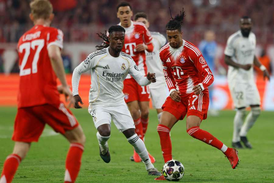 Camavinga presiona a un rival en Múnich