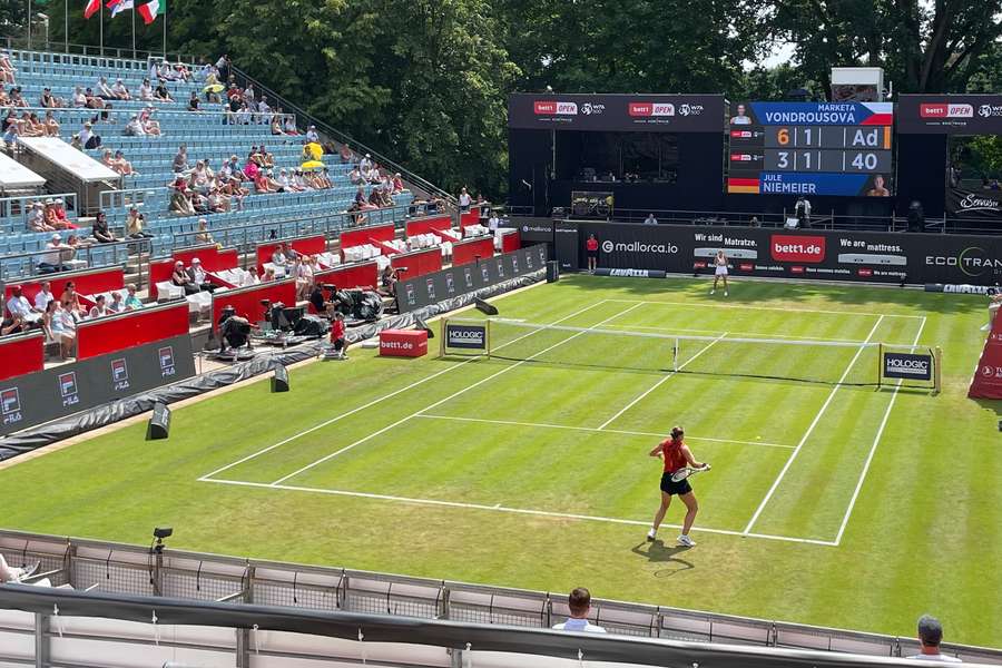 Jule Niemeier muss gegen Vondrousova schließlich verletzt aufgeben