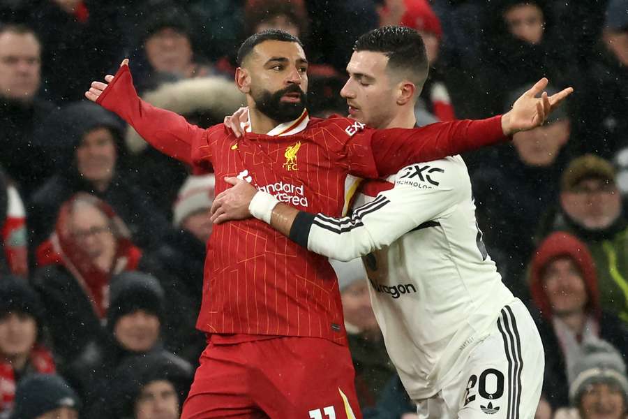 Salah marcou, mas United buscou empate com Liverpool