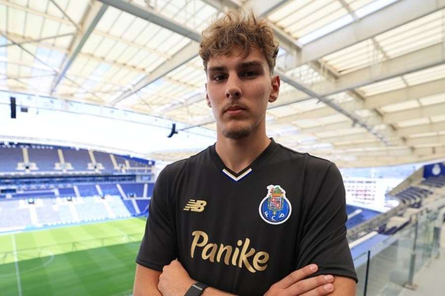 Hubert Charuzy vai jogar nos sub-19 do FC Porto Hubert Charuzy vai jogar nos sub-19 do FC Porto