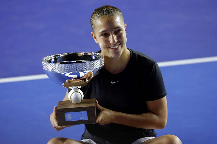 Diane Parryová slaví svůj první titul na okruhu WTA. Diane Parryová slaví svůj první titul na okruhu WTA.