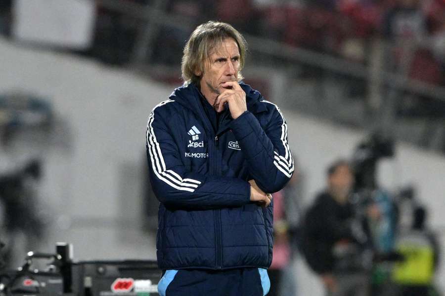 Gareca, muy pensativo durante el encuentro.