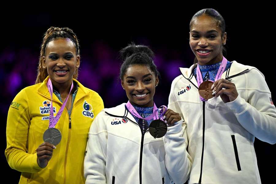 Rebeca Andrade, Simone Biles e Shilese Jones, o pódio na Antuérpia