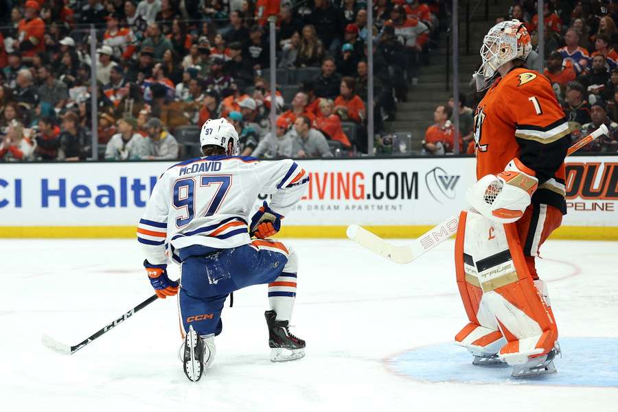 Connor McDavid a Lukáš Dostál v bitvě Edmontonu s Anaheimem.
