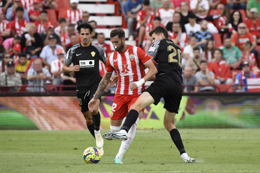 Leo Baptistao van Almeria passeert Gerard Gumbau van het gedegradeerde Elche