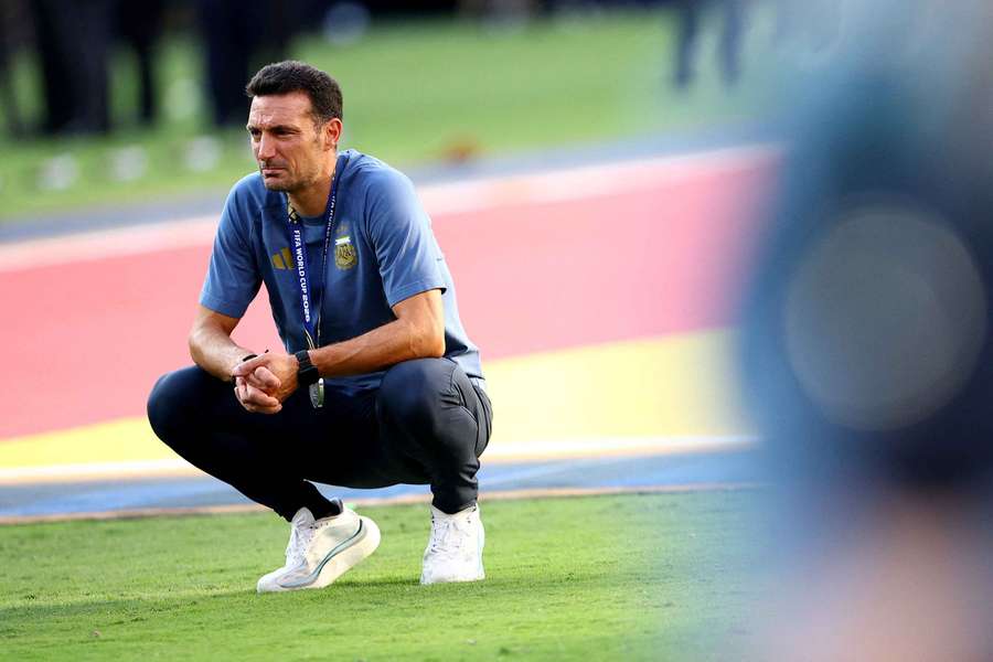 Scaloni, en pleurs, s'interroge sur son avenir après la défaite de l'Argentine Scaloni, en pleurs, s'interroge sur son avenir après la défaite de l'Argentine