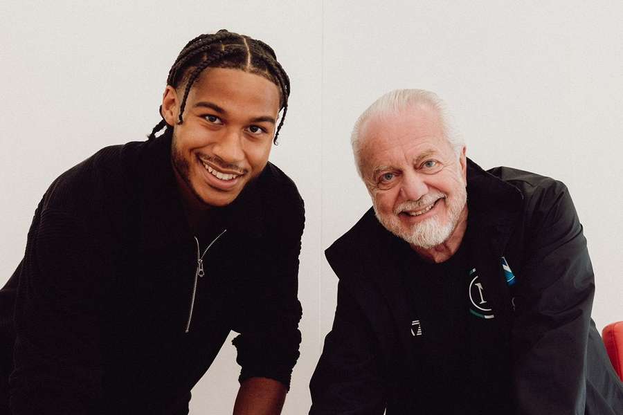 Cajuste na assinatura do contrato com o presidente do Nápoles, Aurelio De Laurentiis