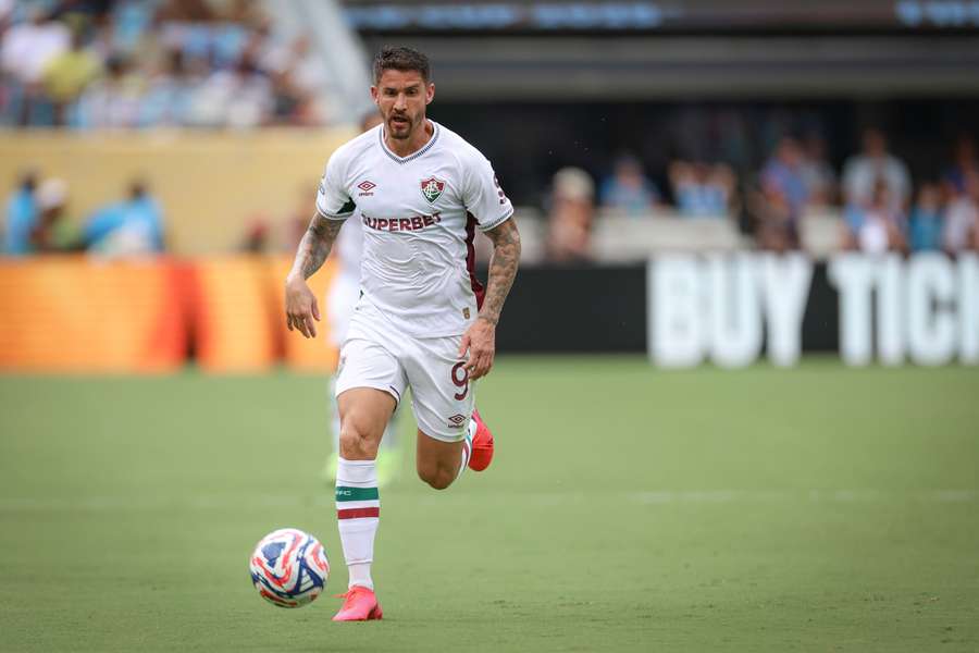 Everaldo em ação contra o Inter de Milão