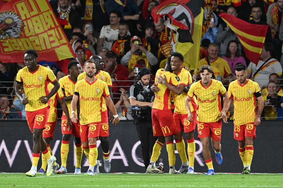 L’attaquant lensois Morgan Guilavogui célèbre son deuxième but face à Brest, le 29 août 2025 à Bollaert.