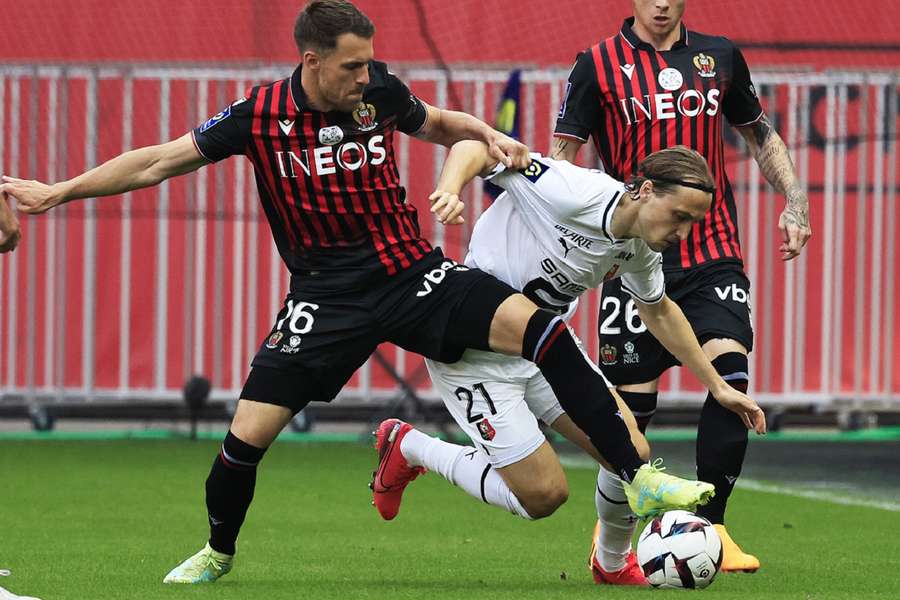 Aaron Ramsey (L) in duel met Lovro Majer