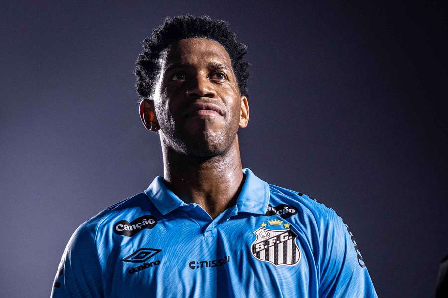 Gil encerrou sua trajetória no Santos Gil encerrou sua trajetória no Santos
