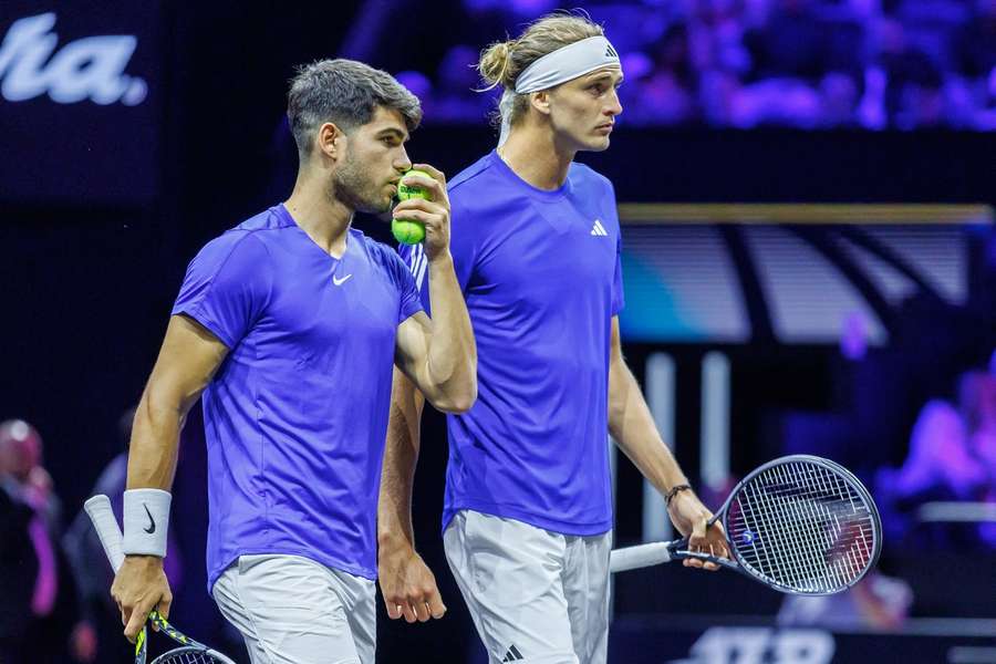 Alexander Zverev (r.) musste sich an der Seite von Carlos Alcaraz im Doppel geschlagen geben.