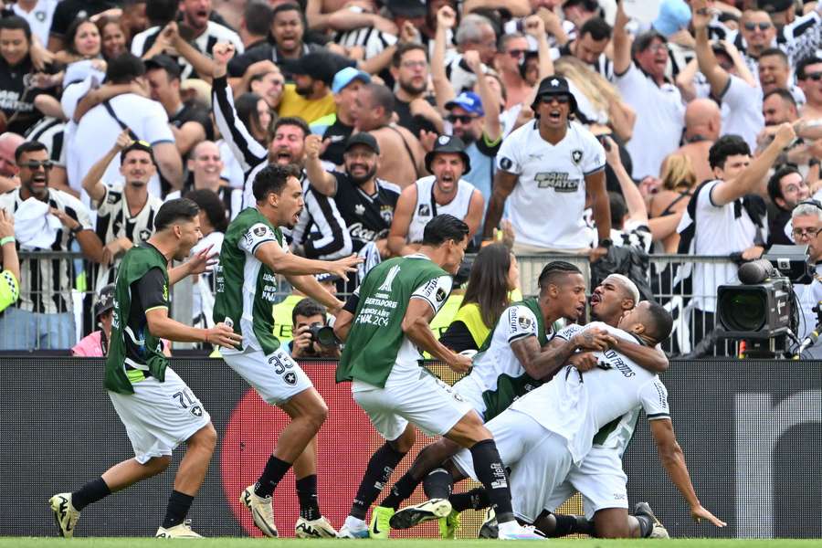 Botafogo celebrate their opener from Luiz Henrique