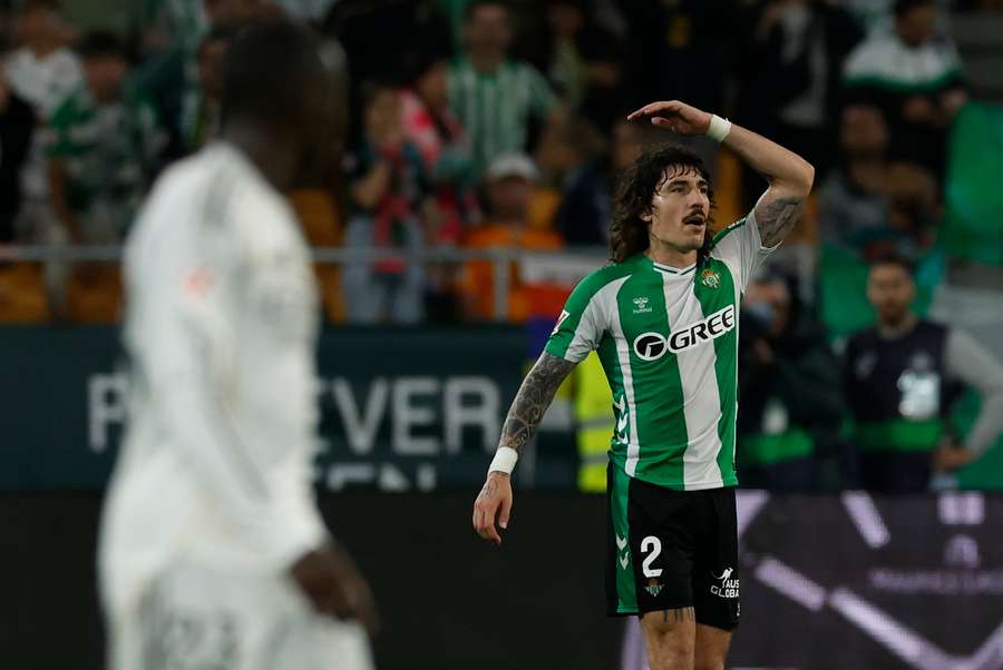 Hector Bellerin celebrates after scoring against Real Madrid in the 94th minute