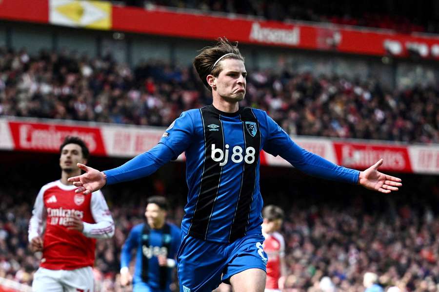 Scott festeja diante do Arsenal