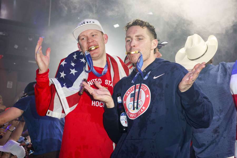 Il team USA maschile festeggia l'oro a Milano-Cortina