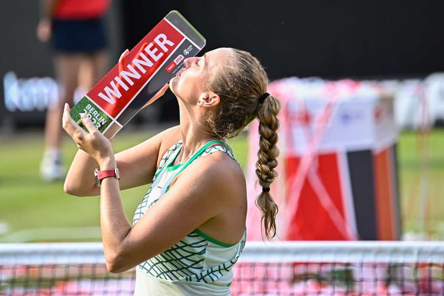 Kvitova com seu título mais recente, em Berlim