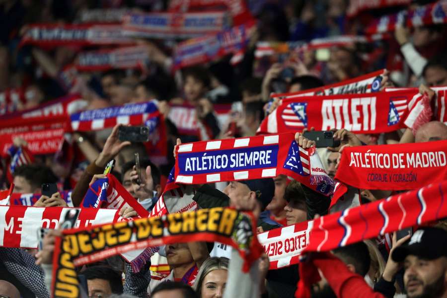 De negen supporters hebben een stadionverbod voor onbepaalde tijd