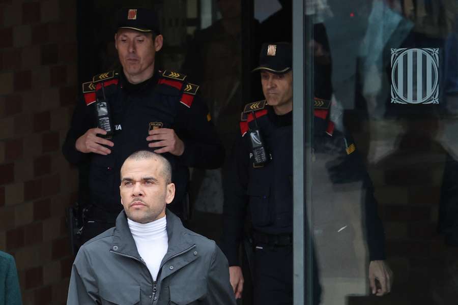 Dani Alves esce dal tribunale 