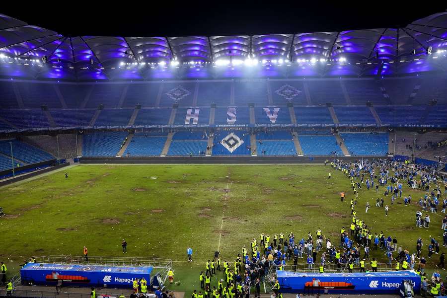 Gazonul arenei Volksparkstadion a fost distrus de fani după invazia acestora în urma promovării echipei Hamburg