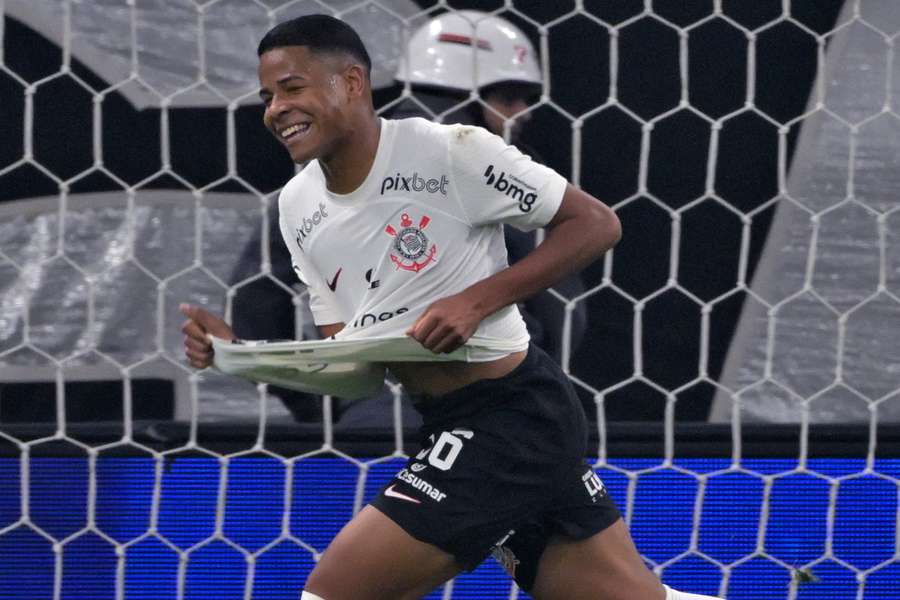 Wesley fez o seu primeiro gol com o time profissional do Corinthians