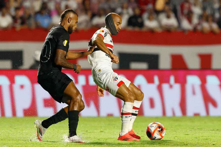Lucas em ação ao serviço do São Paulo