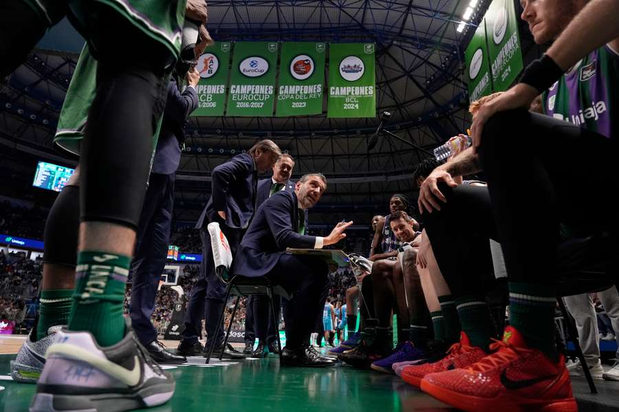 Ibon Navarro, dando instrucciones a sus jugadores en un tiempo muerto