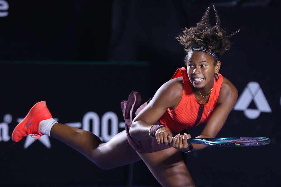 Victoria Barros em ação contra Whitney Osuigwe no SP Open