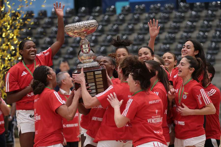 A festa das jogadoras do Benfica no Pavilhão Multiusos de Paredes