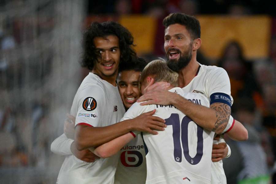 El centrocampista islandés del Lille, Hakon Arnar Haraldsson (segundo por la derecha), celebra con sus compañeros tras marcar ante la Roma