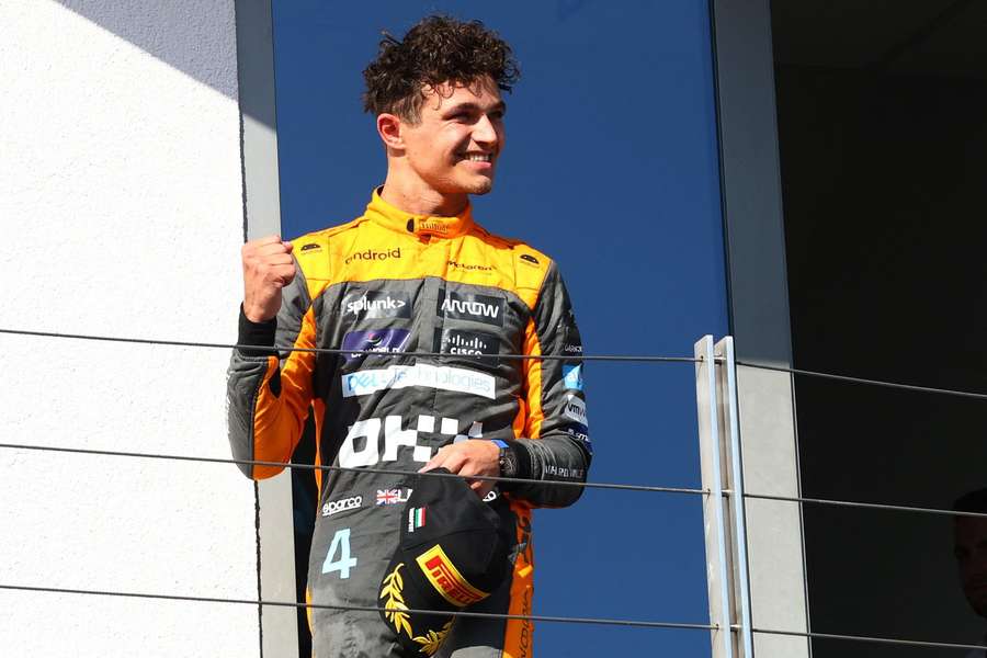 Lando Norris op het podium in Hongarije