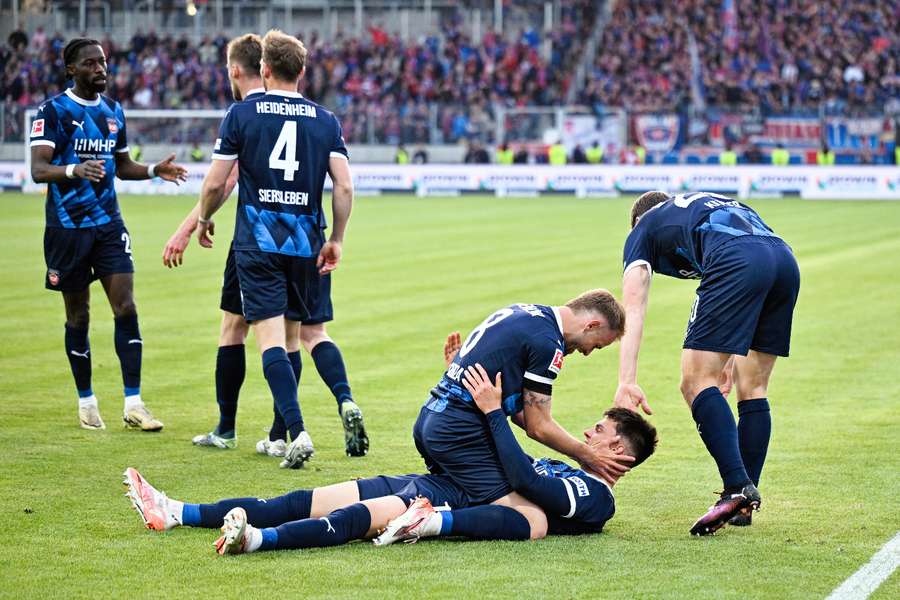 Strzelec bramki dla Heidenheim, Mathias Honsak (poniżej), świętuje z kolegami z drużyny po strzeleniu gola na 1:0